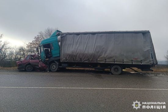 На Черкащині легковик влетів під вантажівку: троє загиблих (фото)