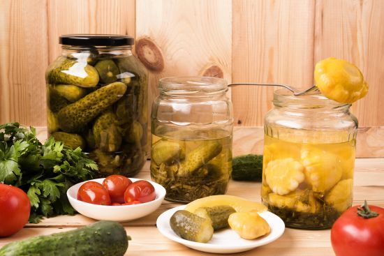 Ви більше ніколи не виливатимете розсіл з огірків: ось яка його користь у побуті