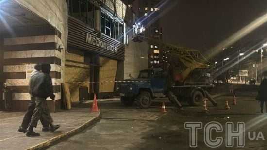 Київ оговтується після ракетної атаки: комунальники ремонтують та прибирають місто (фото, відео)