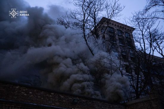 Рятувальники ліквідували пожежу у центрі Києві: що горіло (фото)