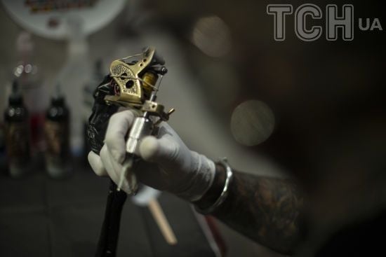 Майстер набив тату 9-річній дівчинці – фото малюнка, яке розлютило Мережу