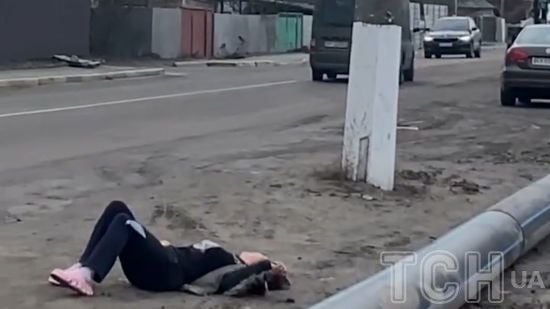 На Київщині люди у військовій формі побили хлопця, а жінку потягнули за машиною: Димерська сільрада відреагувала (відео)