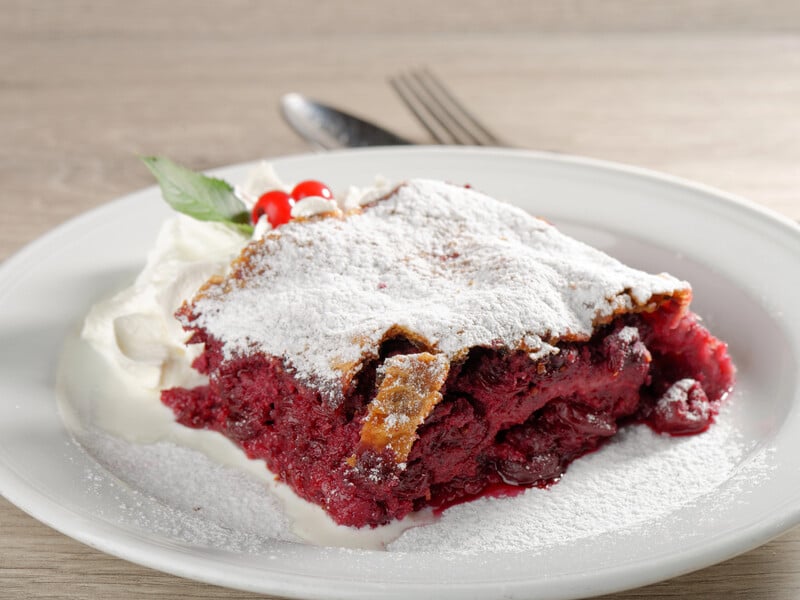 Штрудель із вишнями. Рецепт сезонної випічки з "дуже смачного тіста"