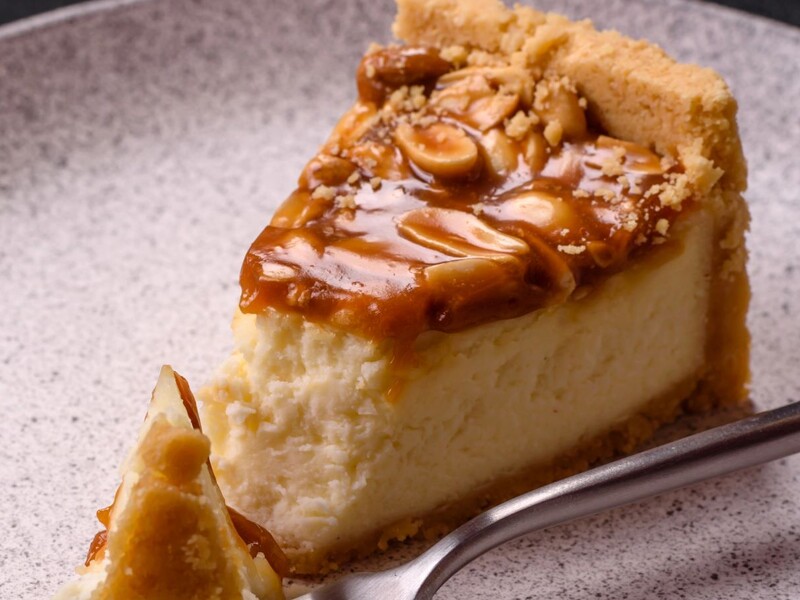 Рецепт чизкейка "Снікерс" із кисломолочного сиру та карамелі