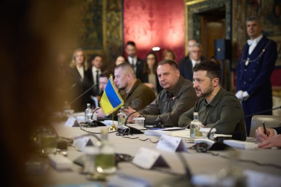 Єрмак має більше за Зеленського: ЗМІ дізналися, яка зарплата у президента і голови ОП