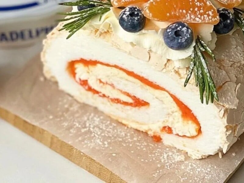 "Нескладно, швидко й дуже смачно!" Меренговий рулет із мандаринами