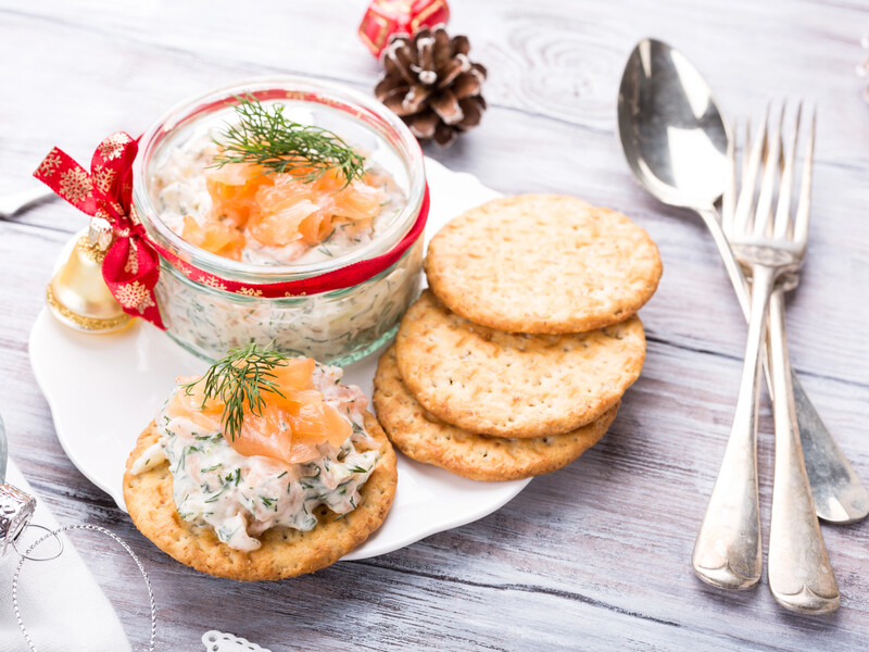 Змішайте це й намажте на крекер. Швидкий рецепт смачної закуски