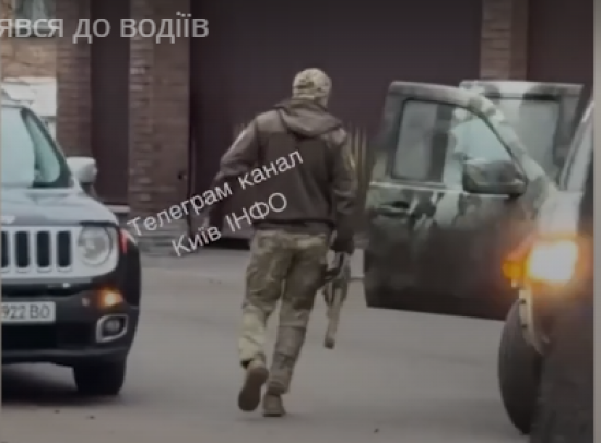 У Києві чоловік у військовій формі чіплявся до водіїв: з'явилося відео