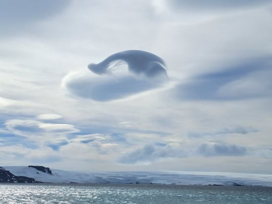 "Небесний кит": над Антарктидою побачили дивовижну хмару