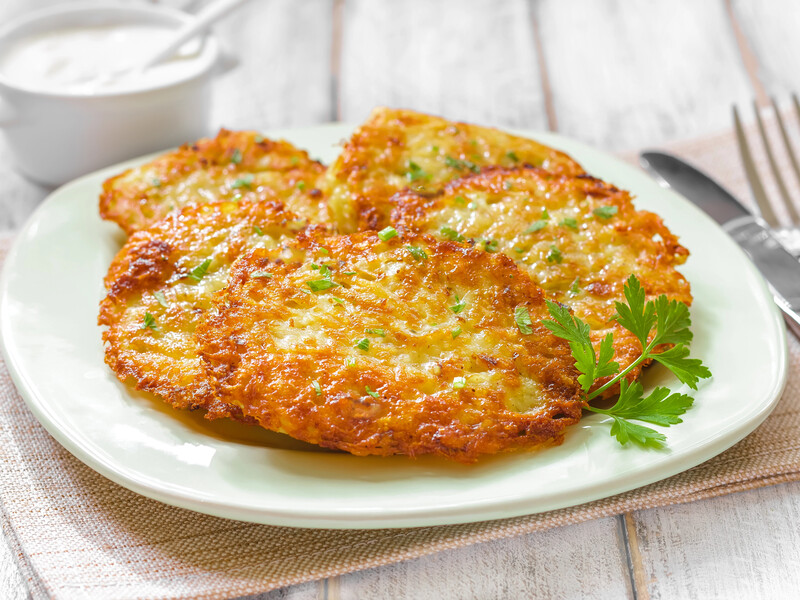 Додайте одну ложку цієї рідини до тіста – і деруни не потемнішають