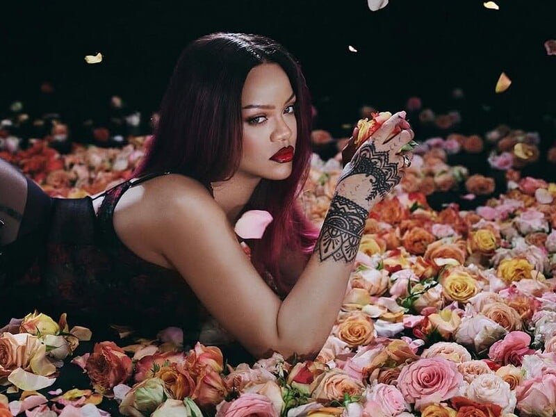 Ріанна знялася серед троянд у спідній білизні