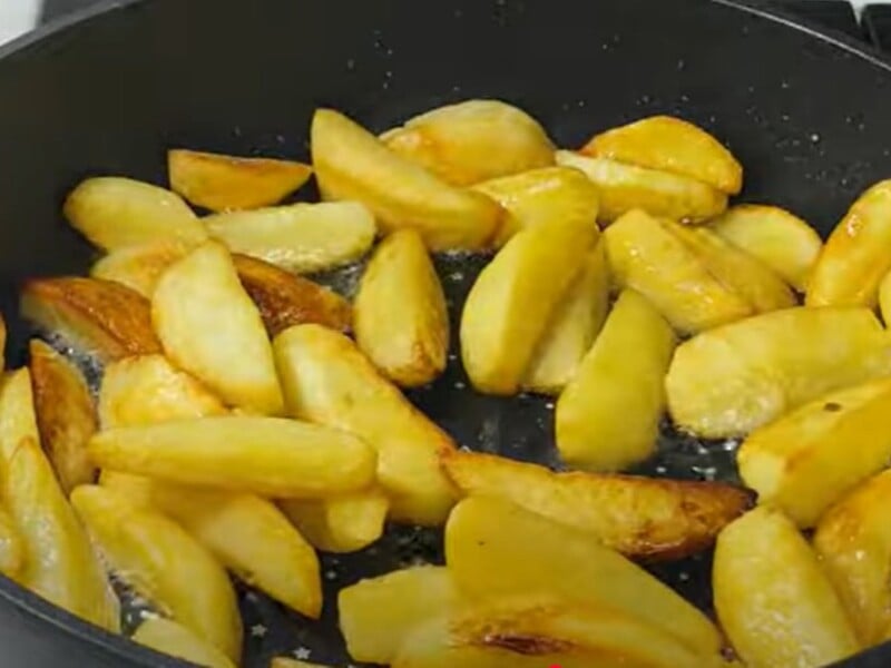 Приготуйте цей соус – і смажена картопля танутиме в роті. Рецепт неймовірно смачної страви