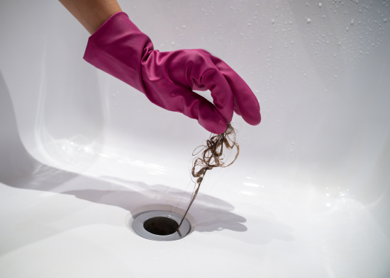 Тільки не оцет з содою: сантехнік розповів, чим найкраще прибрати засмічення труб у ванній кімнаті