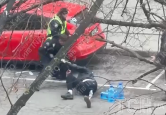 У Києві поліцейські під час конфлікту побили та кинули на землю чоловіка з протезом: з'явилося відео