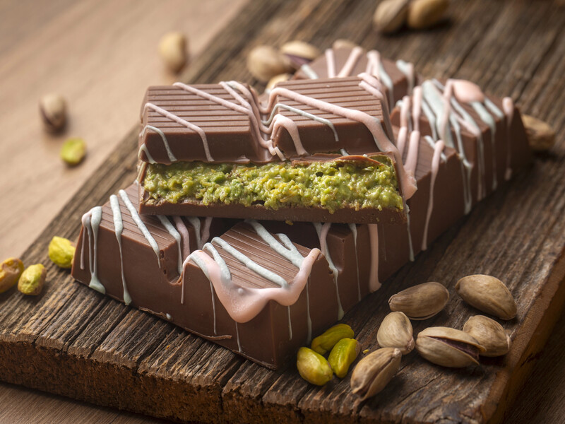 Коли перший шар шоколаду застигне, викладіть начинку – як зробити вдома "дубайський шоколад"