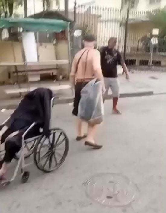 Син вийшов на прогулянку з мертвою 100-річною мамою – фото