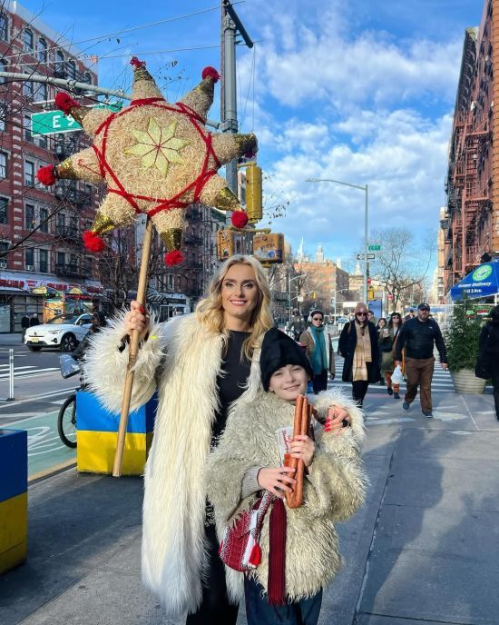 Ірина Федишин на атмосферних фото показала, як із 9-річним сином колядувала на Мангеттені