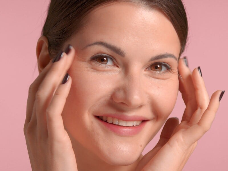 Зробіть цей масаж і насолоджуйтеся змінами. Косметологиня показала, як прибрати міжбрівні зморшки