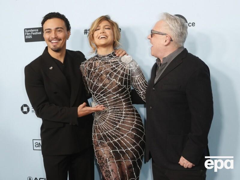 Лопес з'явилася на прем'єрі мюзиклу "Поцілунок жінки-павука" в сукні-павутині. Фото