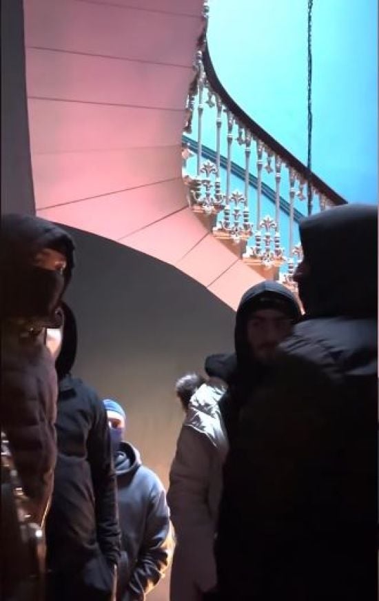 Хлопця спіймала розлючена мама в черзі на секс із порнозіркою: "Одягайся!"