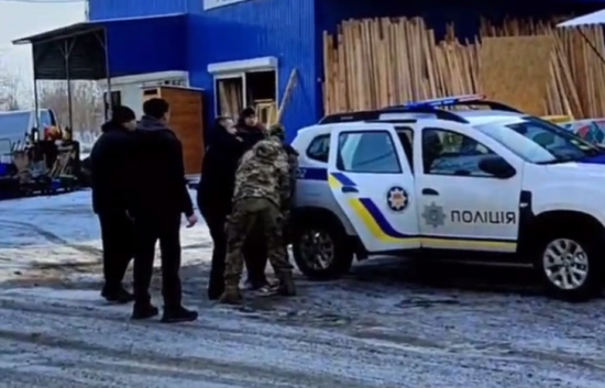 Сутичка у Вінниці: чоловік намагався втекти під час перевірки документів ТЦК (відео)