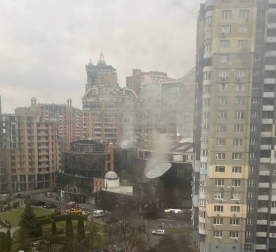 У Києві горить елітний спортклуб (фото)