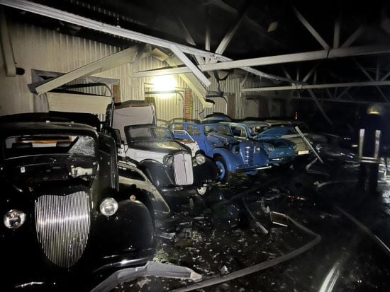 Під час атаки на Київщину дрони пошкодили музей ретро-авто (фото)