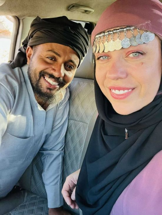 Американка переїхала до печери в Йорданії, бо закохалася в бедуїна: як вони живуть (фото)