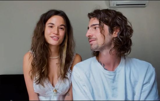 Кохана Дантеса спричинила фурор у Мережі відвертими фото у самих лише колготках та кофтинці