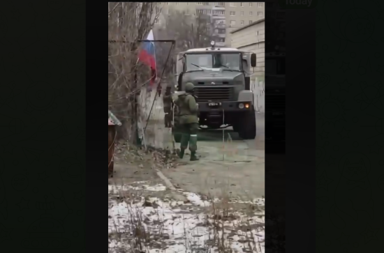 У Києві помітили російський прапор та солдатів: що відбувається