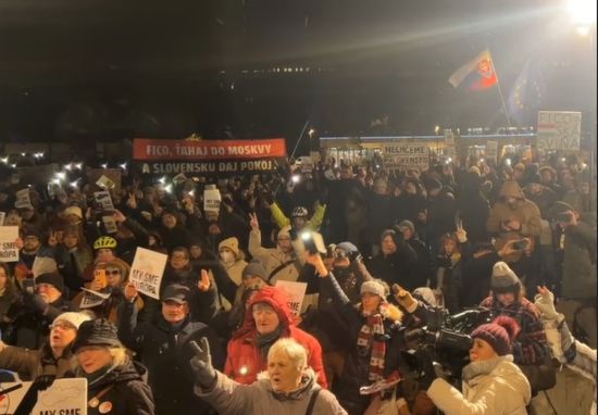 "Ми не російська шмата": у Братиславі тисячі людей вийшли на мітинг проти Фіцо (фото)