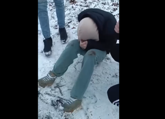 У Мережі з'явилося відео жорстоких знущань старшокласників з дівчини на Київщині