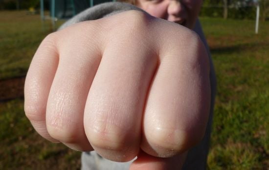 Била іншу по обличчю: у Києві неповнолітні дівчата влаштували жорстоку бійку