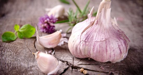 Як швидко почистити часник за допомогою мікрохвильовки: простий лайфгак