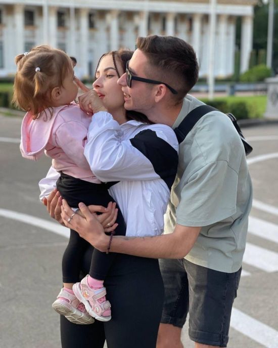 Дружина Романа Сасанчина пожалілася, що їхня трирічна донечка серйозно захворіла в Польщі