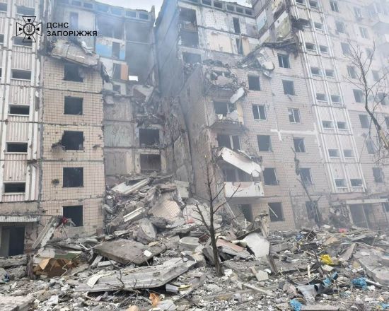 РФ влучила авіабомбами у багатоповерхівку на Запоріжжі: є постраждалі (фото)