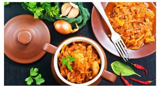 Тушкована капуста на сковороді: як приготувати її смачно без м'яса