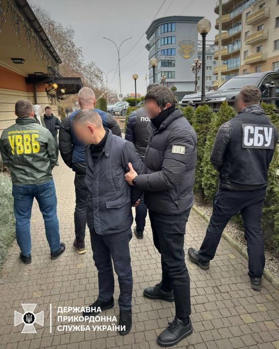 Допомагав ухилянтам втекти до Угорщини: на Закарпатті затримали прикордонника