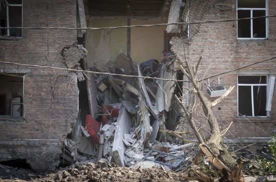 Російські війська вдарили по житловому сектору Чернігова: деталі від влади (фото)