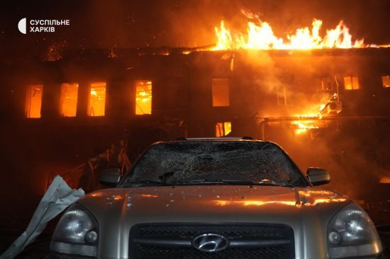 У Харкові спалахнула масштабна пожежа після атаки БпЛА (фото)
