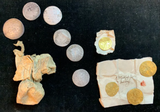 Унікальна знахідка в Німеччині: реставратори виявили стародавні монети в статуї