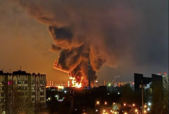 Російське місто Енгельс атакували БпЛА: повідомляється про пожежу на нафтобазі