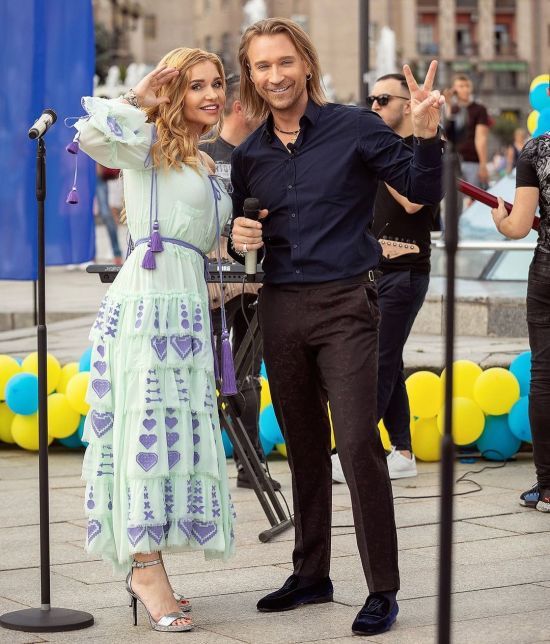 Винник у патріотичній футболці за кордоном заговорив за дружину Таюне