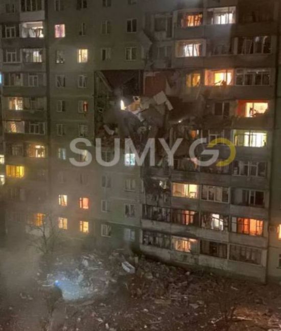 У Сумах безпілотник влучив у багатоквартирний будинок (фото)
