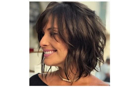 Стрижка для жінок за 50 на середнє волосся, що мінусує 10 років