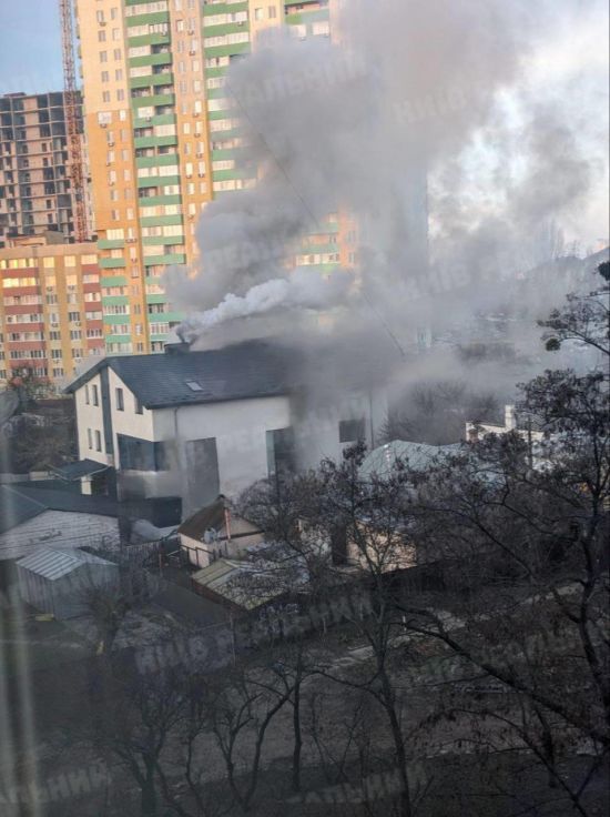 На лівому березі Києва масштабна пожежа: що сталося