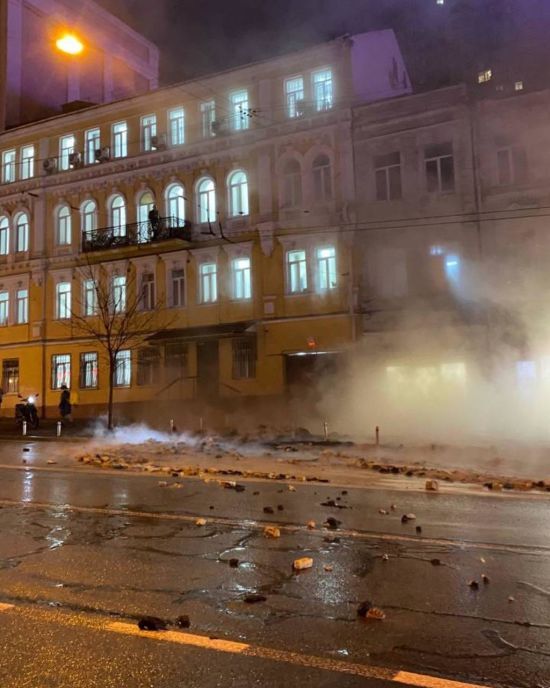 Справжня сауна: у Києві прорвало трубу біля залізничного вокзалу (відео)