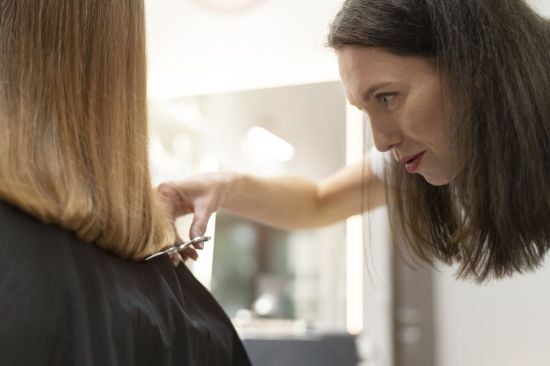 Трендові стрижки на волосся середньої довжини: зачіски для приголомшливого образу