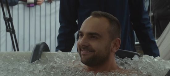 У Польщі майже 200 людей опинилися в басейні з льодом: що сталося – фото