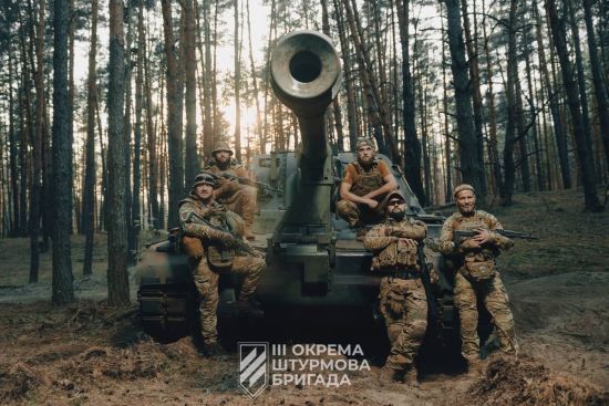 Ефектне фаєр-шоу: бійці Третьої штурмової скерували дрон в укриття окупантів (відео)